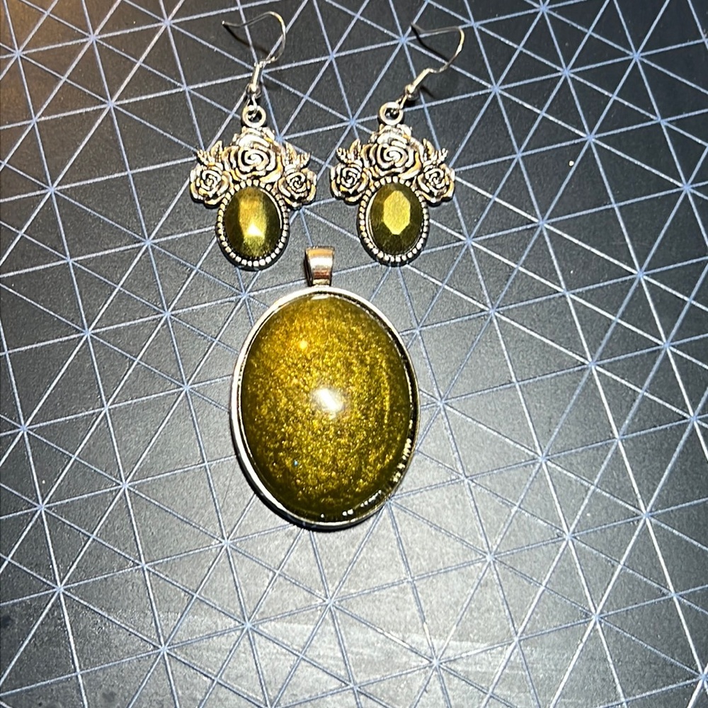 24006 Yellow/Green hued Resin earrings and pendant